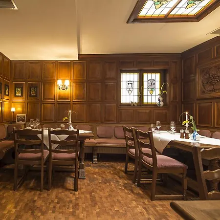 Und Weinhaus Zum Krug 3* التيف