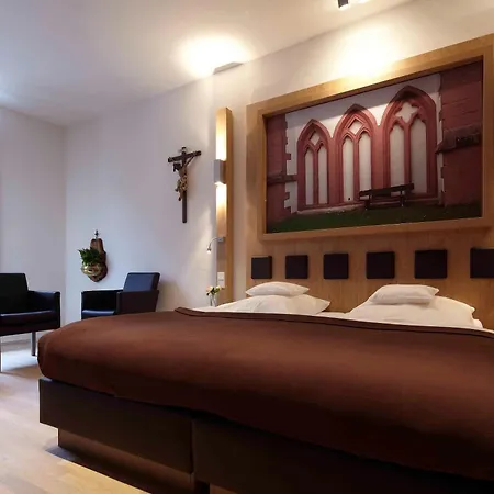 Und Weinhaus Zum Krug التيف